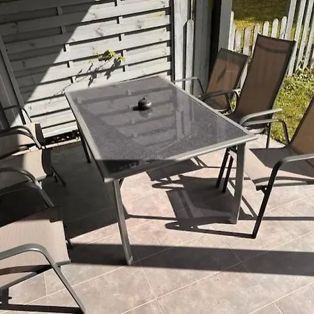 3 Schlafzimmer Fuer 6 Personen In Inkl Terrasse & Garten Lägenhet